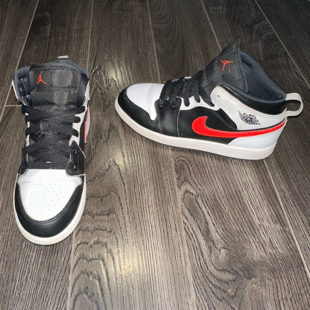 Jordan 1 Mid White Black Chile Red